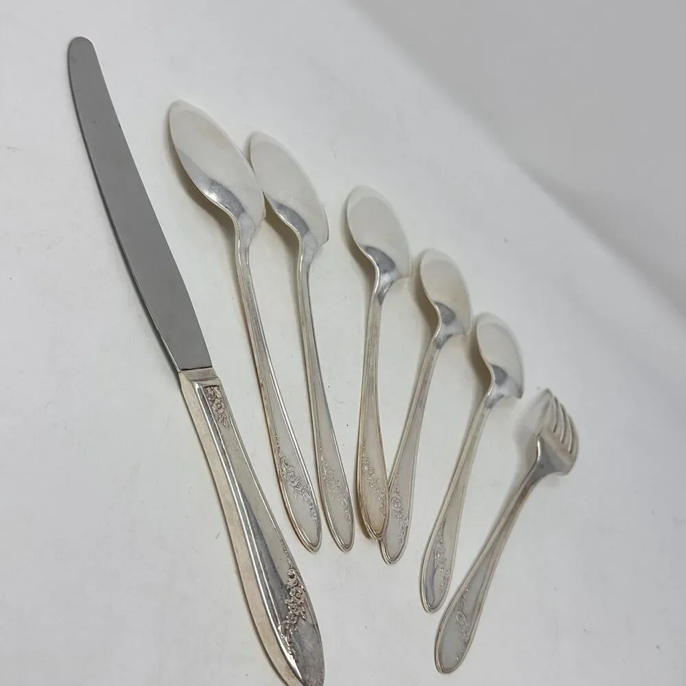 Oneida Tudor Plate Queen Bess 2 Silverplate Flatware 7 Piece Silverware Set 1946